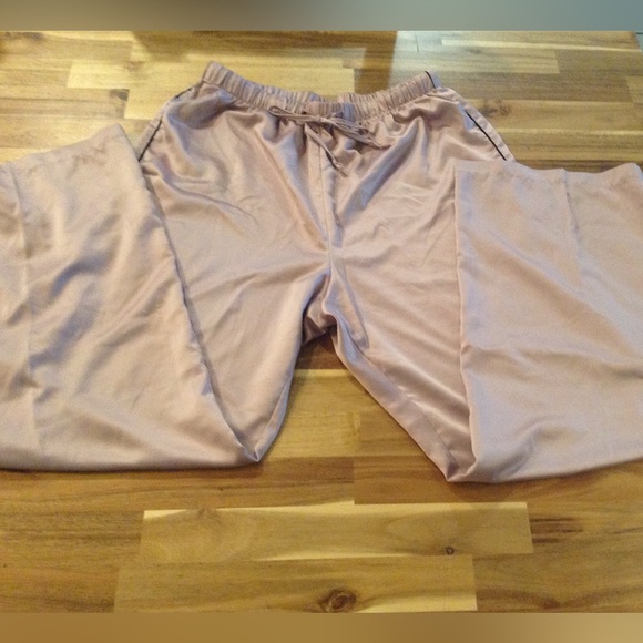 Casa Zeta-Jones Faux Silk Pajama Set| size S - Picture 3 of 8